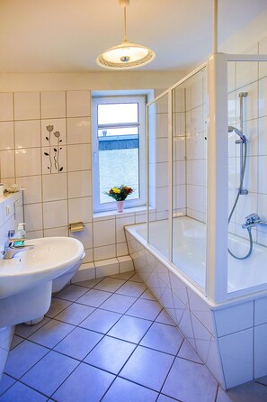 Deluxe Apartment, Balcony | Bathroom | Shower, towels - Ferienwohnungen Eicher Kirchenplatz (Rostock)