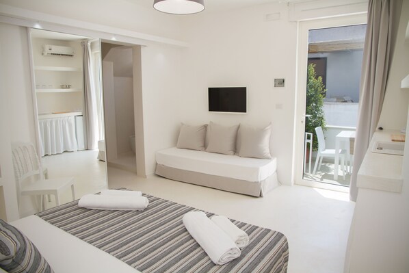 Minibar, free WiFi, bed sheets