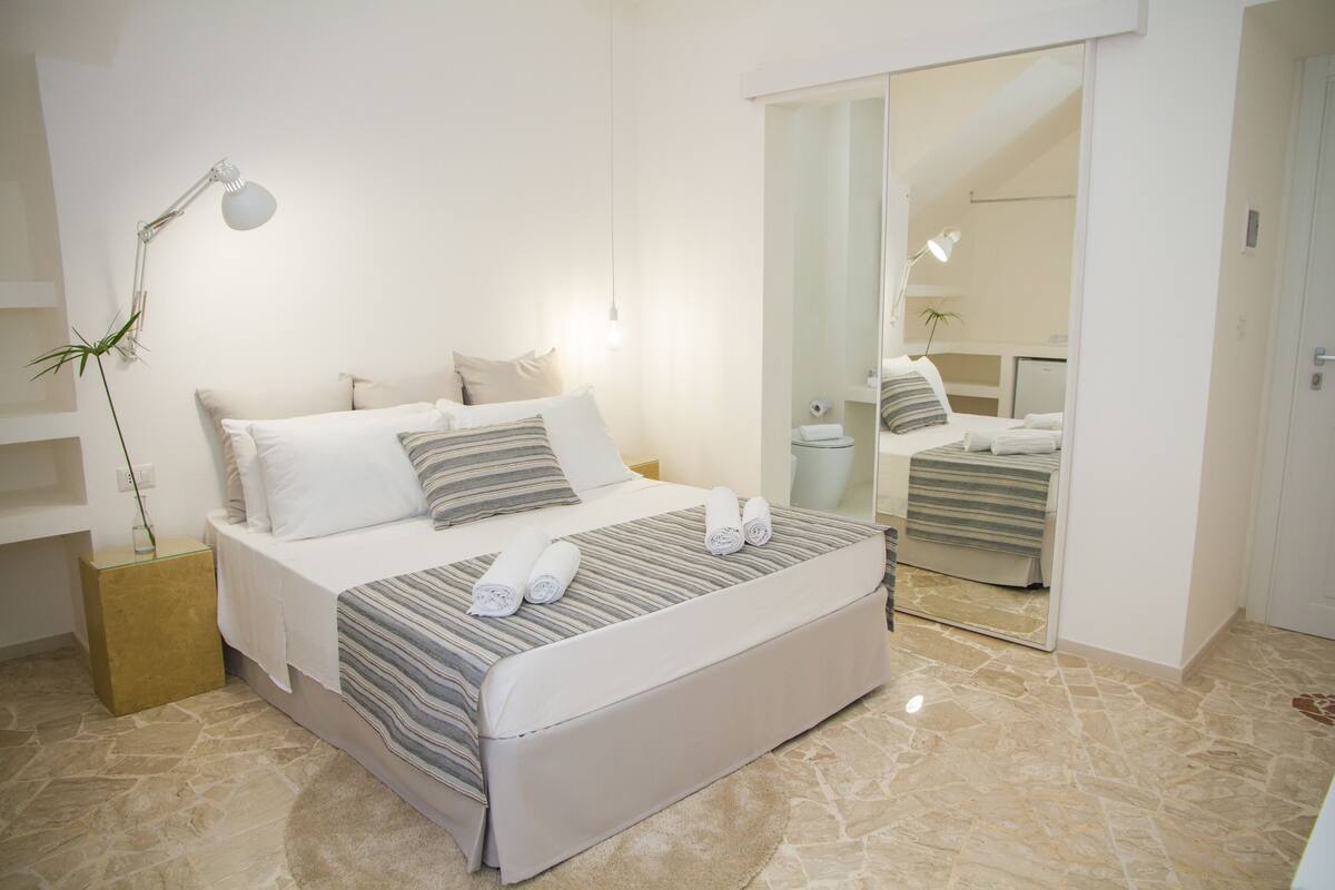 Minibar, free WiFi, bed sheets