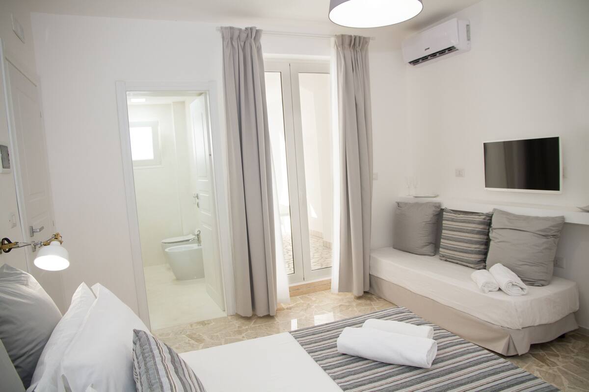 Minibar, free WiFi, bed sheets