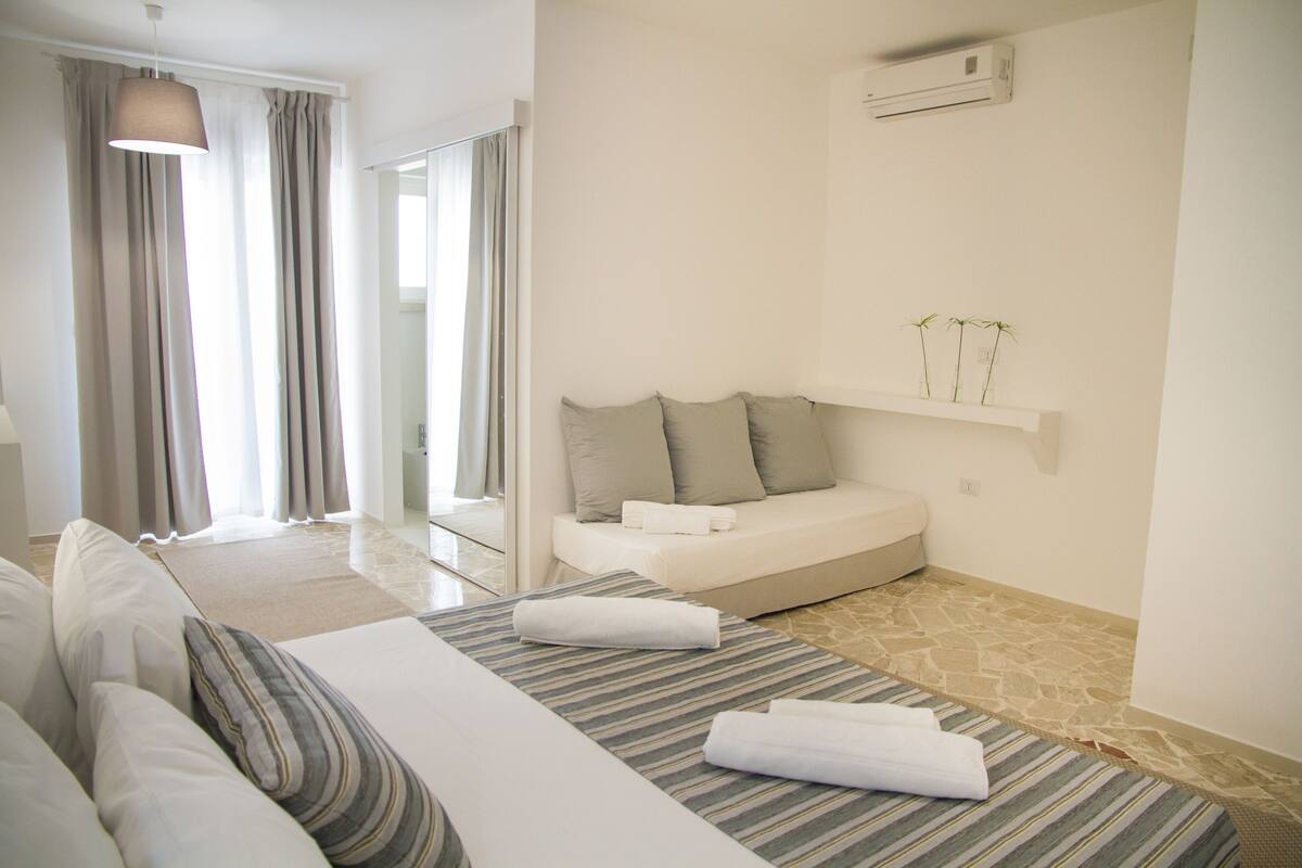 Minibar, free WiFi, bed sheets