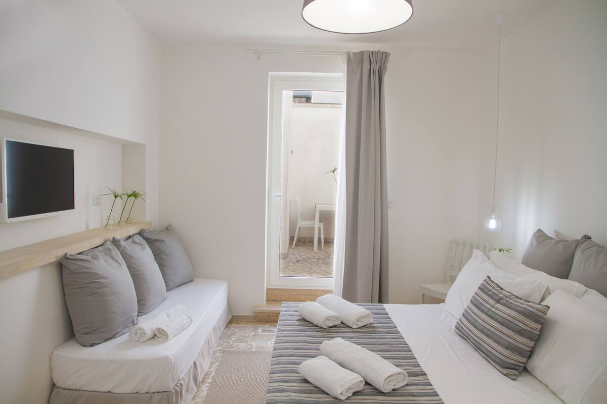 Minibar, free WiFi, bed sheets