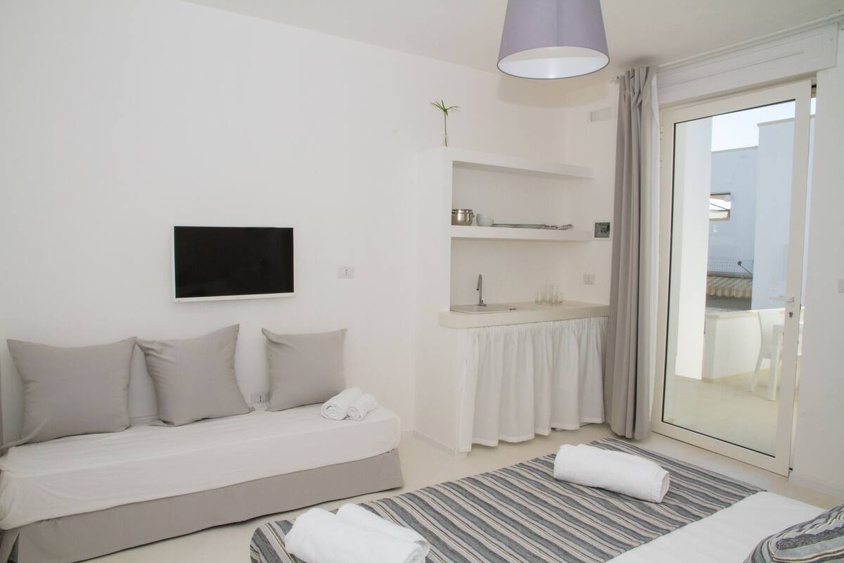 Minibar, free WiFi, bed sheets