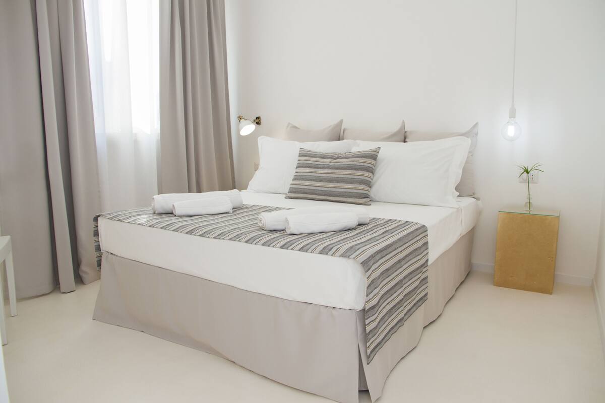Minibar, free WiFi, bed sheets