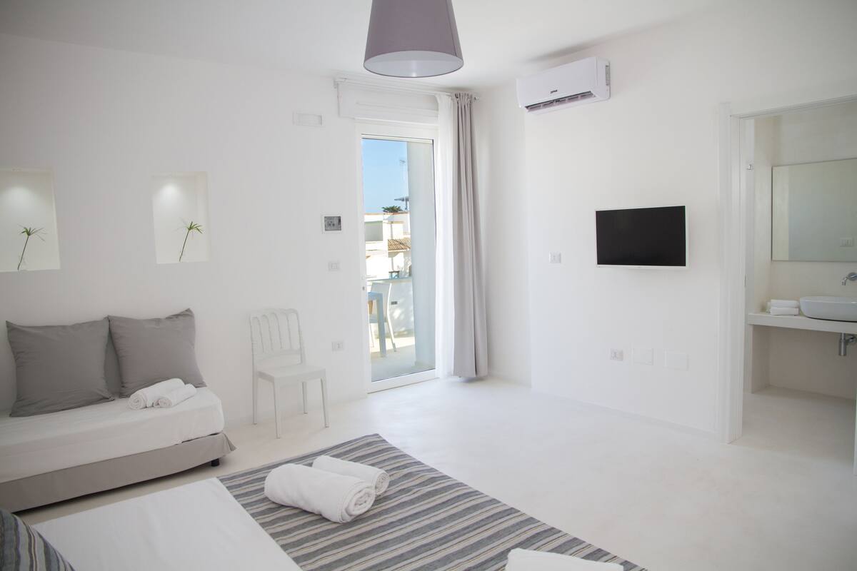 Minibar, free WiFi, bed sheets