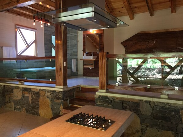 Villa Deluxe | Cuisine privée | Grand réfrigérateur, micro-ondes, plaque de cuisson