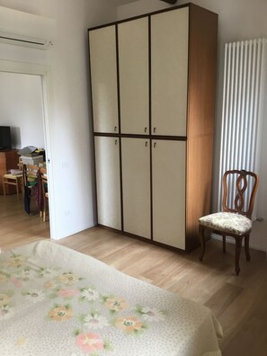 Apartment, 2 Bedrooms | Room amenity