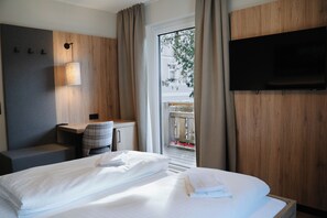 Premium bedding, desk, laptop workspace, bed sheets - Obertrauner Hof (Obertraun)