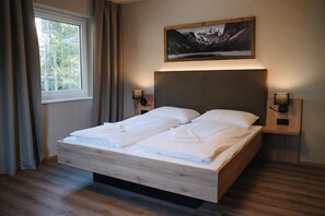 Standard-dobbeltværelse - bjergudsigt | Premium-sengetøj, skrivebord, arbejdsområde til bærbare computere