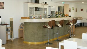 Bar (trong khuôn viên)