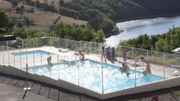 Piscine extérieure (ouverte en saison), parasols de plage