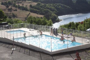 Piscina stagionale all'aperto, ombrelloni da piscina, lettini