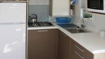 Mobile Home, 3 Bedrooms | Private kitchenette