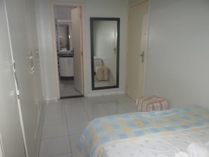 Suite, 1 chambre, salle de bains privée, vue piscine | Décoration personnalisée, ameublement personnalisé, bureau