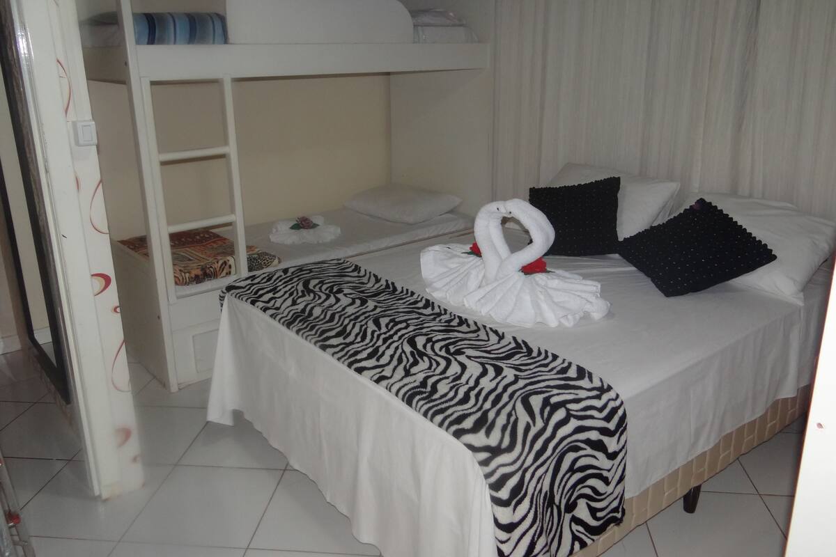Quarto Familia | Desk, blackout curtains, iron/ironing board (on request), free WiFi