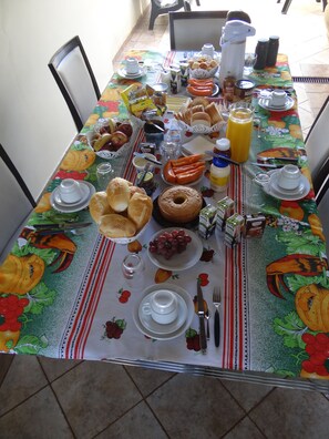 Free daily buffet breakfast - Casa Celia Wernke - Aluga-se Quartos Foz do Iguaçu (Foz do Iguaçu)