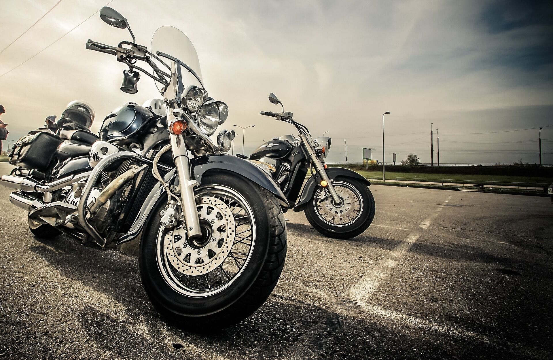 Un estacionamiento con motocicletas.