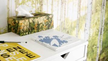 Un bureau avec une boîte de mouchoirs, un carnet et un livre.