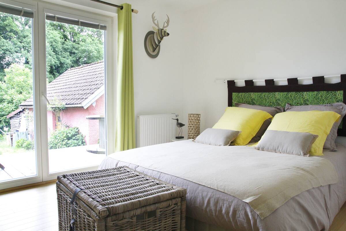 Desk, laptop workspace, blackout curtains, free cots/infant beds