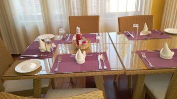 Se sirven desayunos, almuerzos y cenas; cocina local e internacional