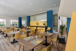 Tägliches inbegriffenes kontinentales Frühstück