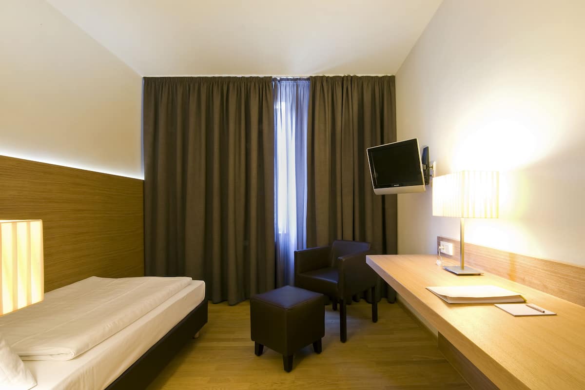Standard Single Room | 1 bedroom, hypo-allergenic bedding, minibar, in-room safe