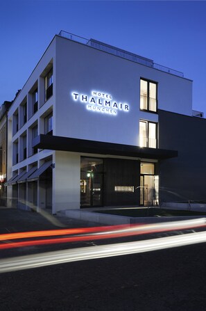 住宿正面 - 傍晚/夜晚