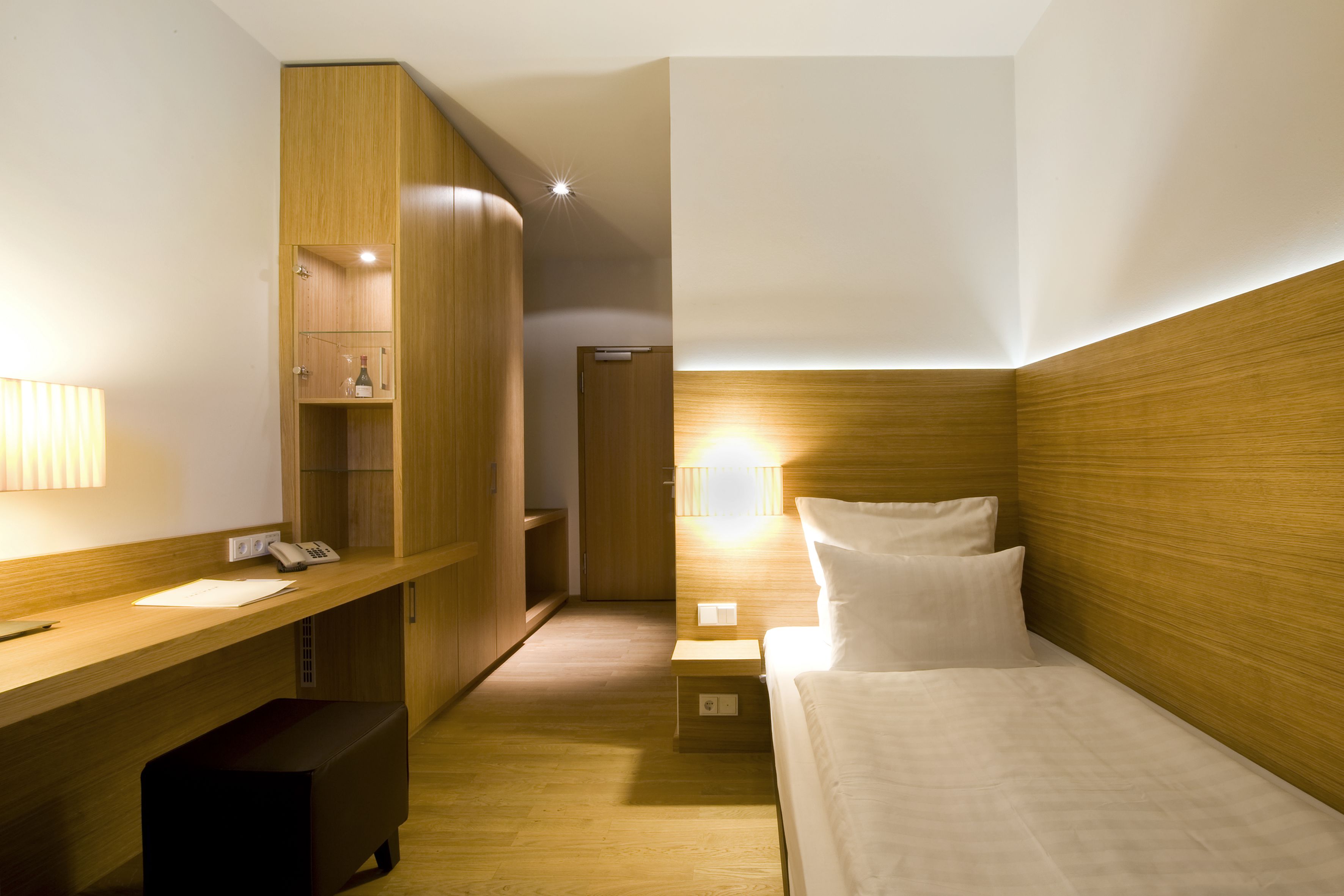 standard single room | 1 bedroom, hypo-allergenic bedding, minibar, in-room safe