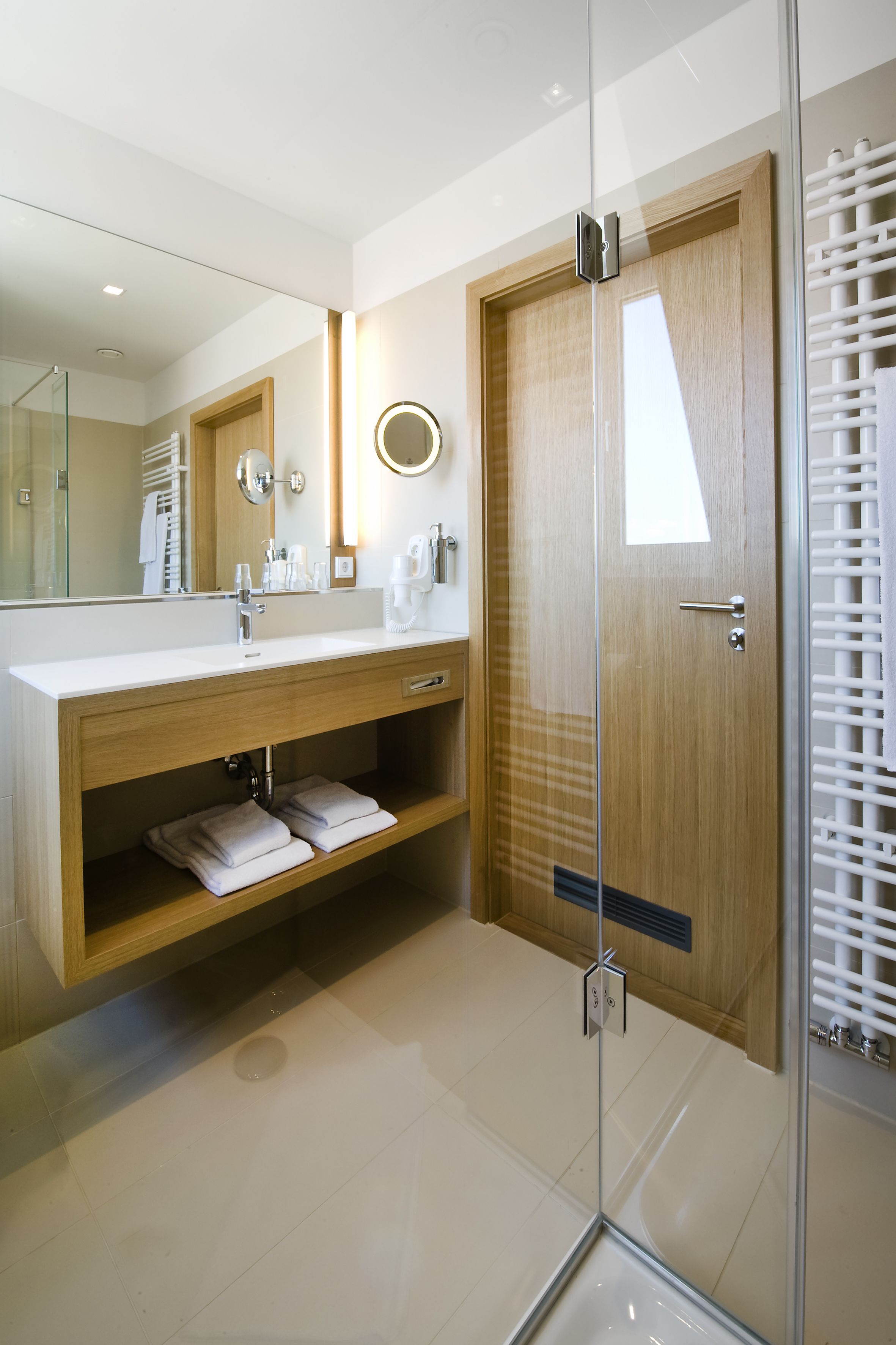 junior suite, 2 bedrooms | bathroom | towels