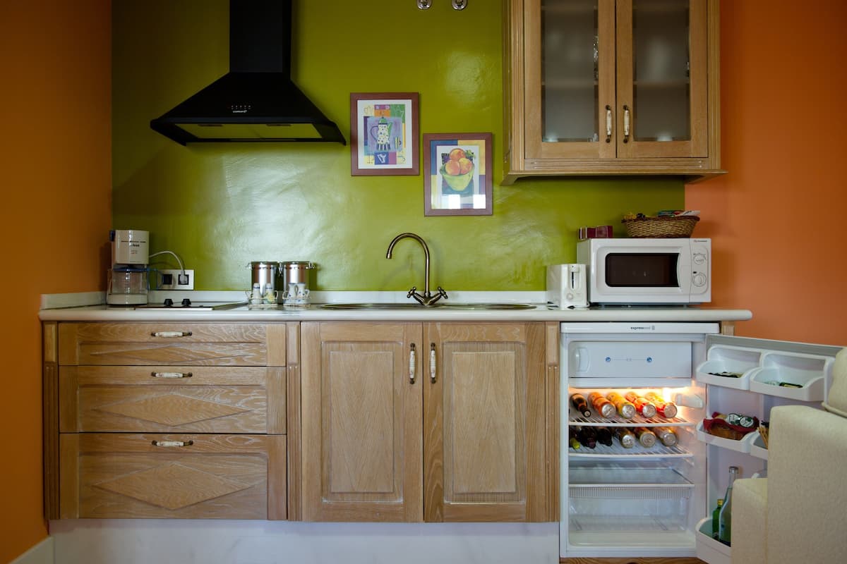 full-sized fridge, microwave, stovetop, coffee/tea maker