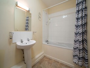 Standard Double Room, 1 Double Bed | Bathroom | Combined shower/tub, deep soaking tub, hair dryer, towels - The Carlton Hotel (Hull)