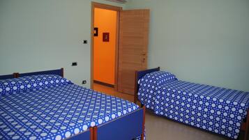 Minibar, Schreibtisch, kostenloses WLAN, BettwÀsche