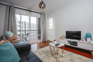 Appartamento, 1 camera da letto, balcone, vista mare parziale | Soggiorno | TV a schermo piatto
