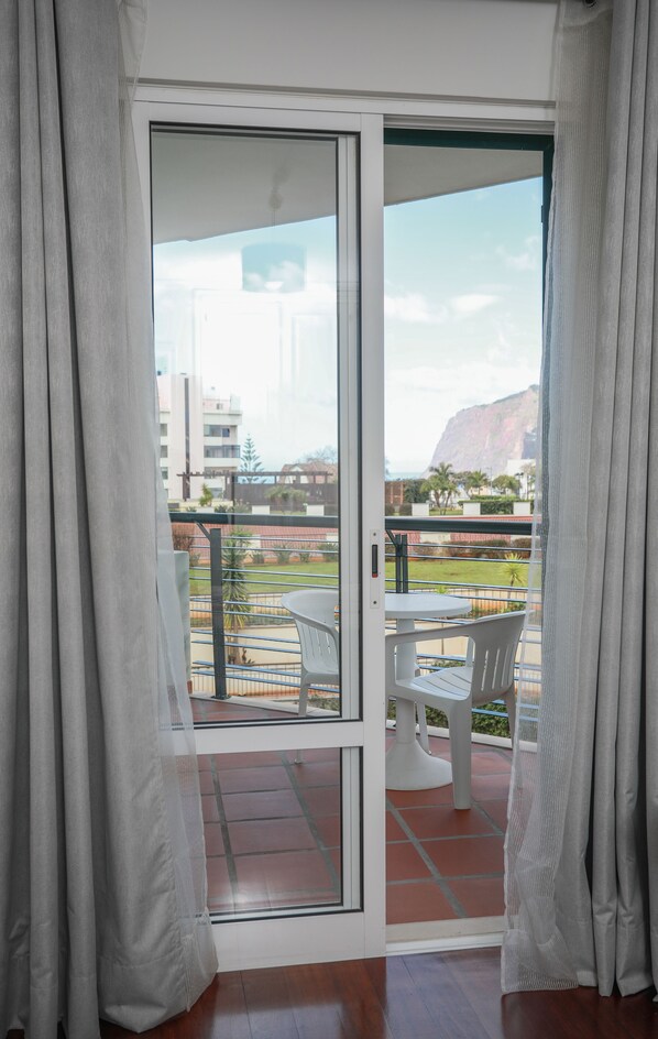 Appartamento, 1 camera da letto, balcone, vista mare parziale | Vista dalla camera