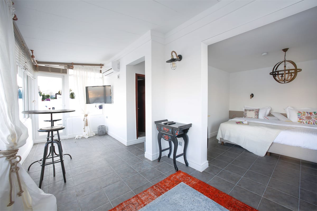 Suite, terrazzo, vista mare | Minibar, una cassaforte in camera, una scrivania, ferro/asse da stiro