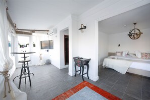 Suite, terrazzo, vista mare | Minibar, una cassaforte in camera, una scrivania, ferro/asse da stiro