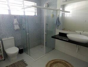 Suite (Triliches) | Bathroom | Shower, rainfall showerhead