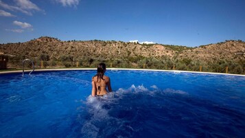 Piscina externa, guarda-sóis, espreguiçadeiras