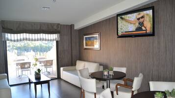 Habitació doble o amb dos llits individuals Comfort | Minibar, caixa forta a l'habitació i decoració individual