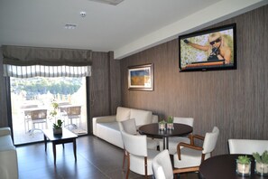 Minibar, caja de seguridad en la habitación y decoración personalizada 