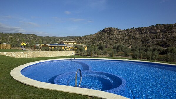 Utomhuspool, parasoller och solstolar