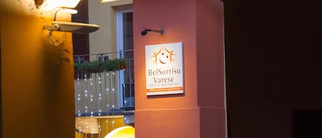 Fassade der Unterkunft – Abend/Nacht