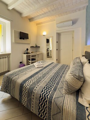 Basic Double Room | 1 bedroom, down duvets, minibar, in-room safe - Bel Sorriso Varese - Dormire Felice Rooms & Apartments (Varese)