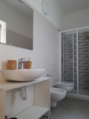 Departamento, 1 habitación | Baño | Regadera, secadora de cabello, bidet, toallas 