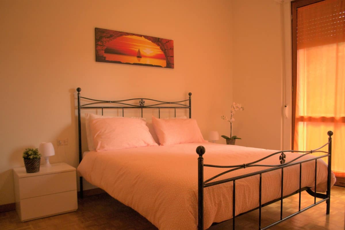 Appartement, 1 slaapkamer | 1 slaapkamer, donzen dekbedden, een kluis op de kamer, een bureau