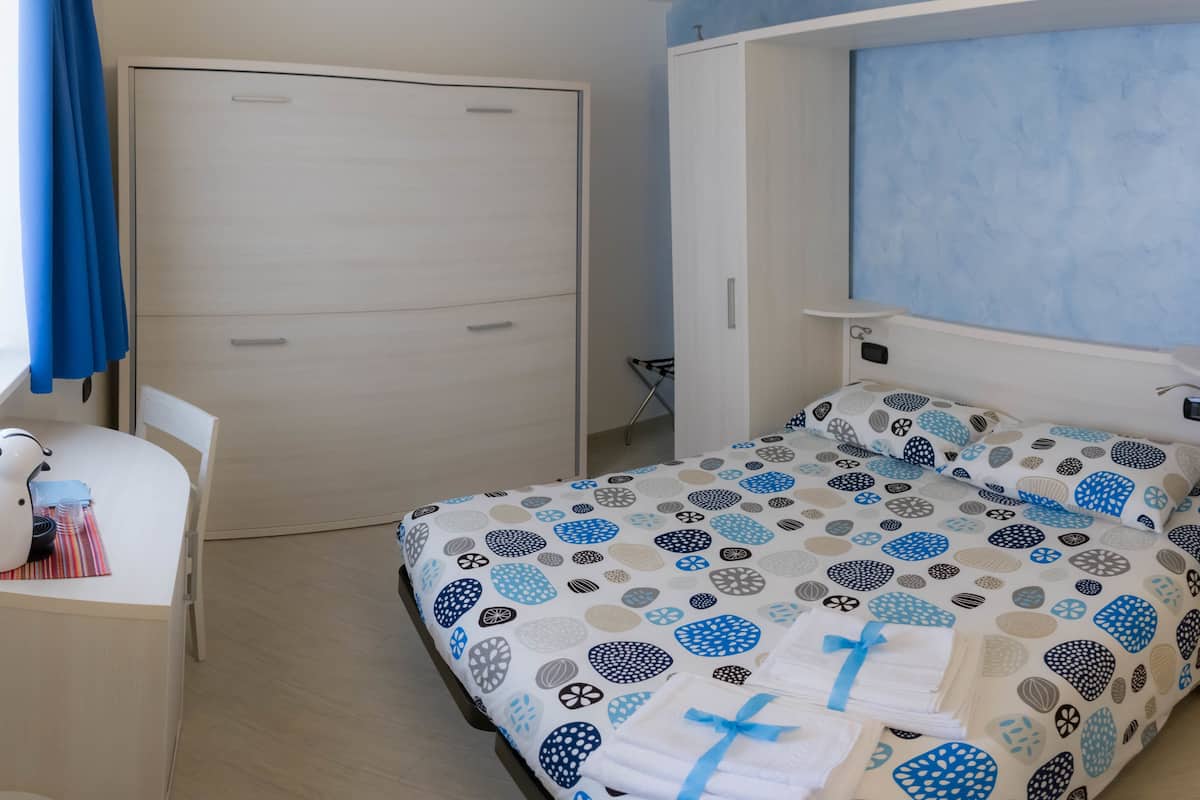 Tweepersoonskamer | 1 slaapkamer, donzen dekbedden, een kluis op de kamer, een bureau