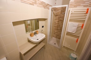 Double Room | Bathroom - Bel Sorriso Varese - Dormire Felice Rooms & Apartments (Varese)