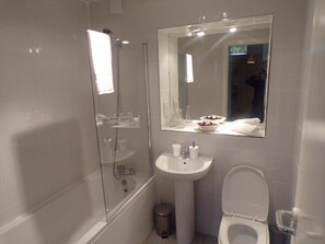 Shower, free toiletries, towels