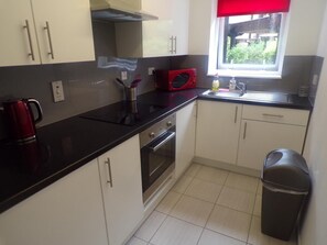 Fridge, microwave, oven, stovetop - Grandtully Apartments - Glasgow West End (Glasgow)