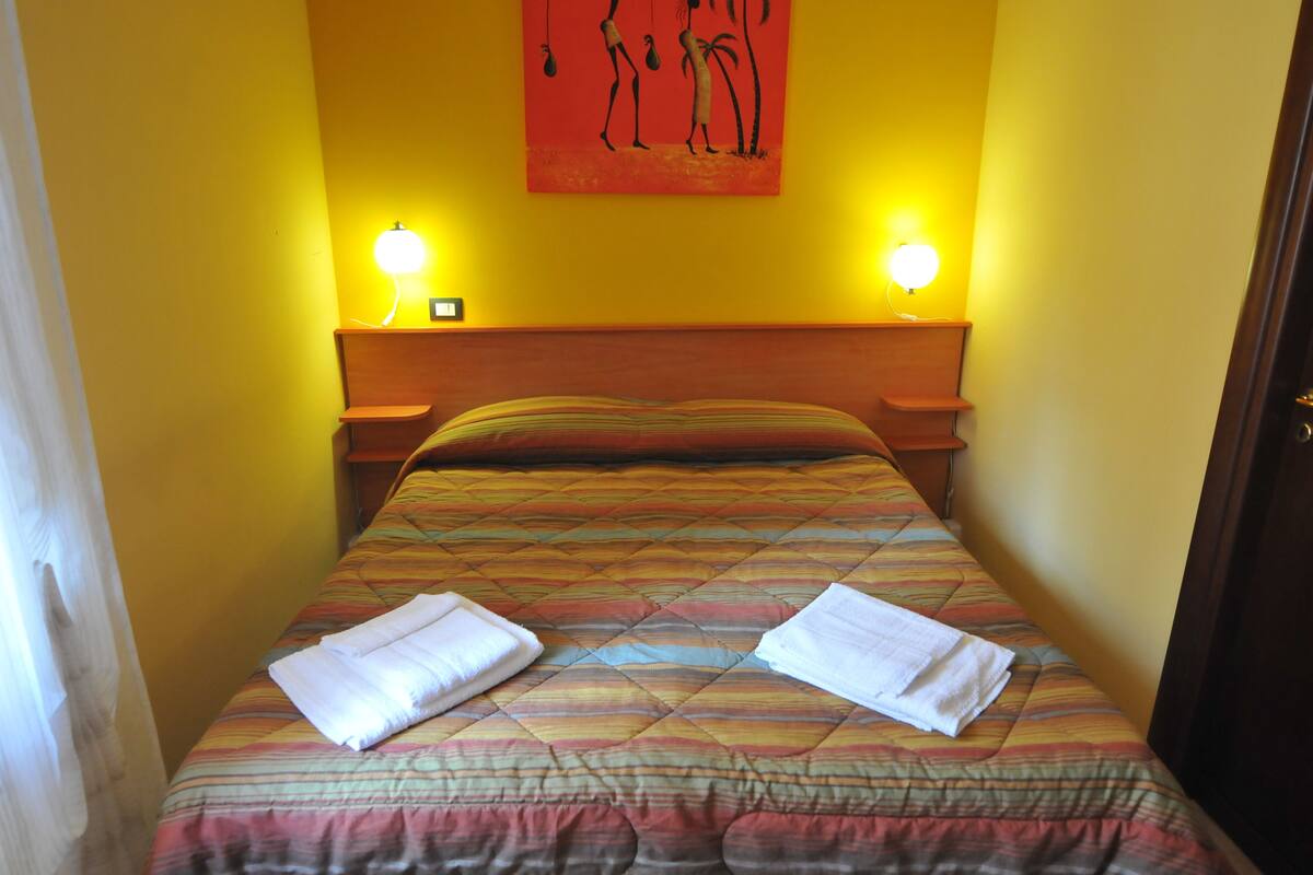 Minibar, desk, free WiFi, bed sheets
